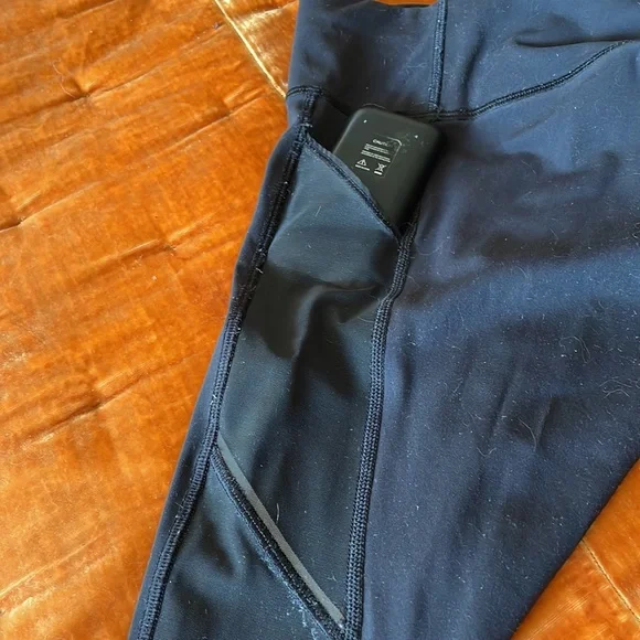 Black sz 6 Lululemon leggings with mesh side pockets - Picture 5 of 5